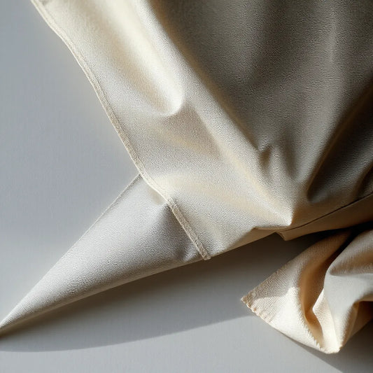 Återvunnen nylon-textil med synlig vävstruktur och en enkel väskpanel i dagsljus