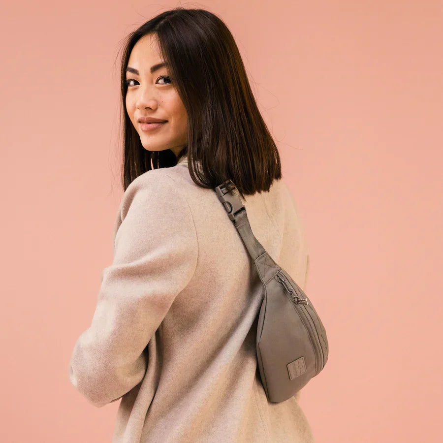 Johnny Urban Erik Crossbodyväska 32cm – Desert Grey