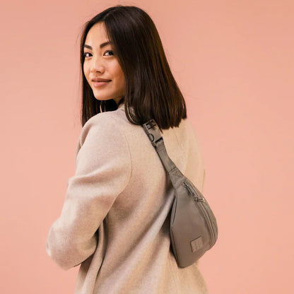 Johnny Urban Erik Crossbodyväska 32cm – Desert Grey