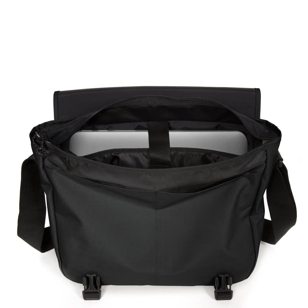Eastpak Delegate + - Svart Datorväska 17"
