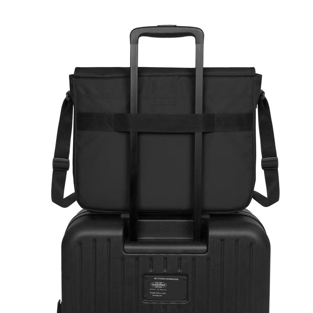 Eastpak Delegate + - Svart Datorväska 17"