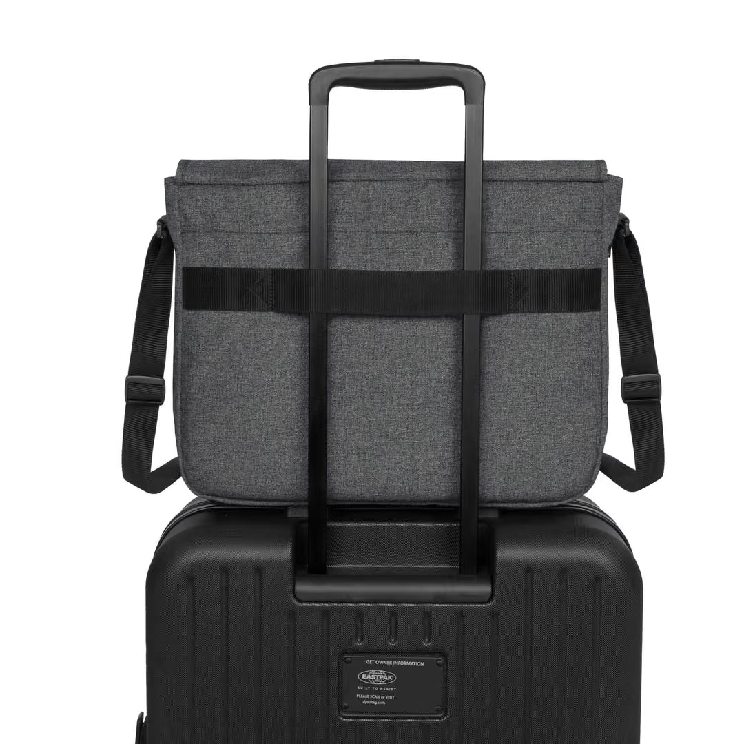 Eastpak Delegate + - Svart Denim Datorväska 17"