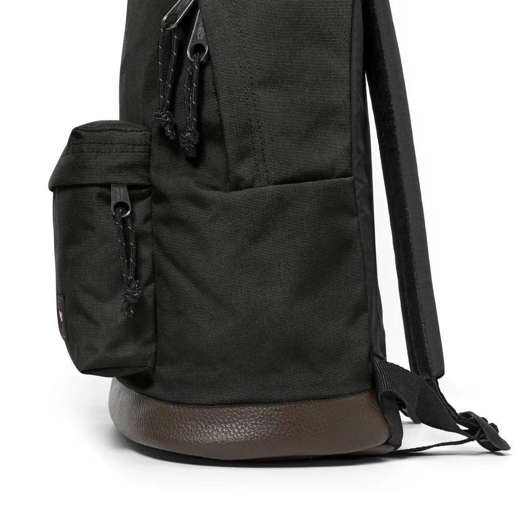Eastpak Wyoming - Svart Ryggsäck 40cm