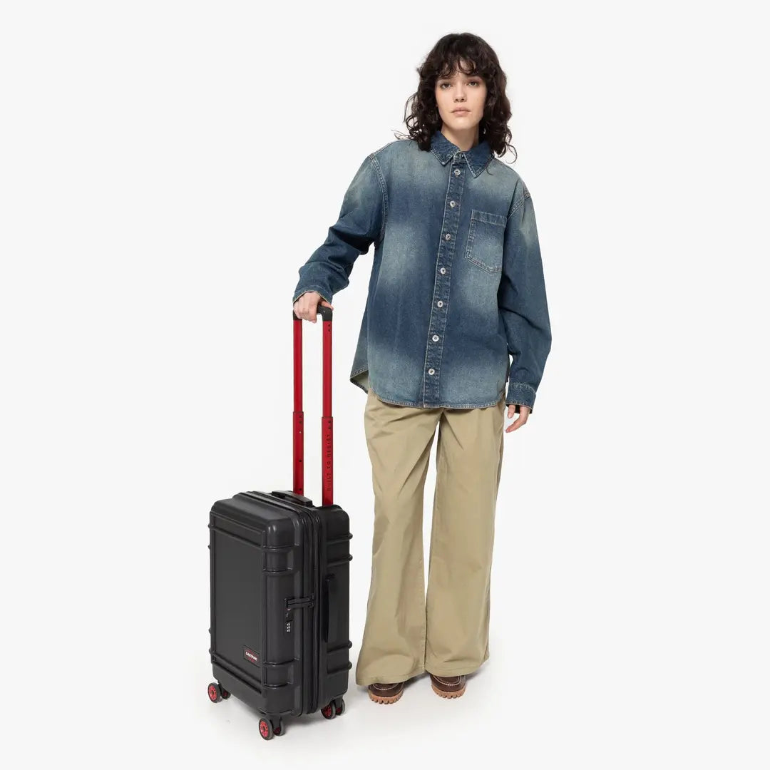 Eastpak Resist'r Zip S - Svart Kabinväska 55cm