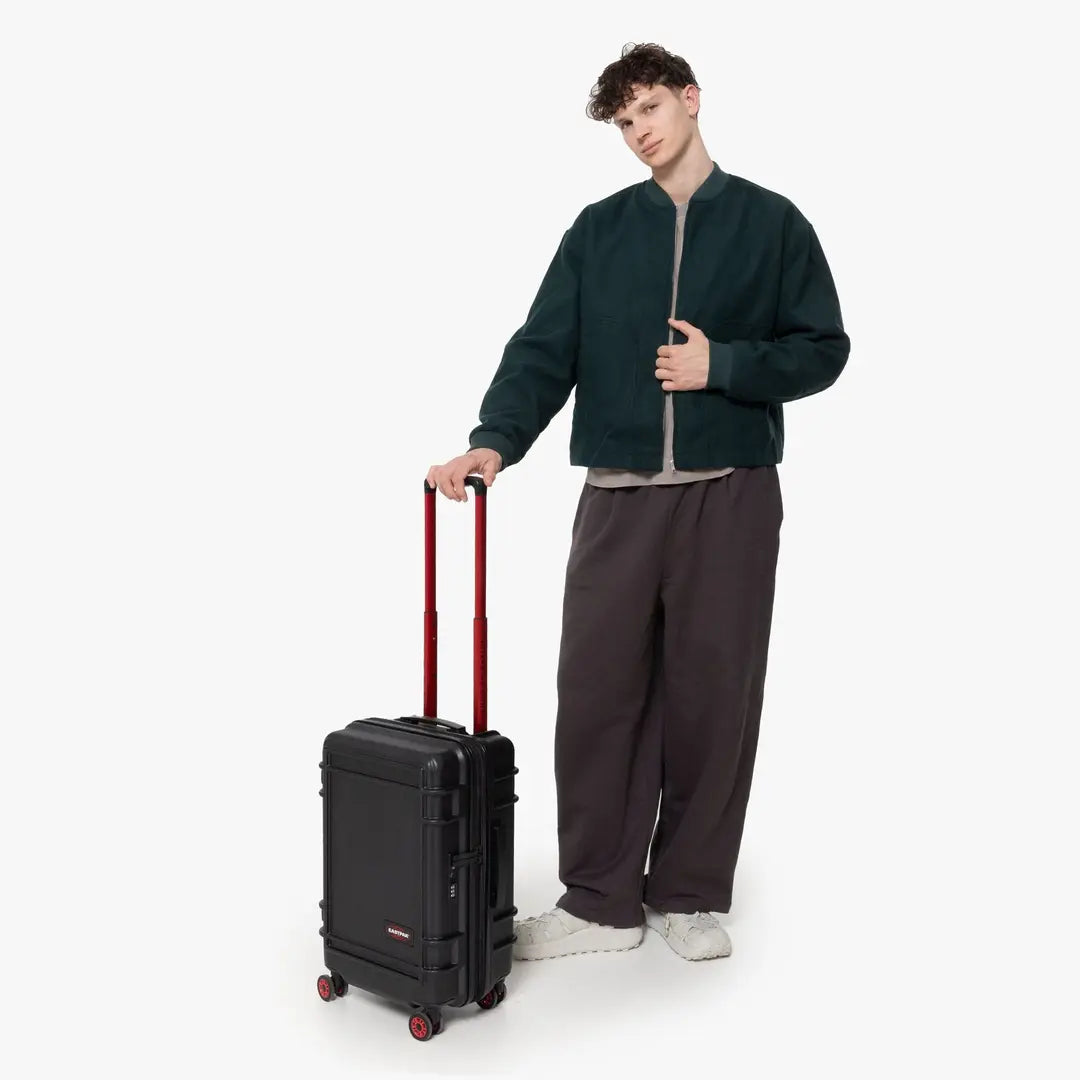Eastpak Resist'r Zip S - Svart Kabinväska 55cm