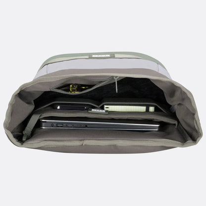 OAK25 Commute Rolltop L 2.0 – Laptopryggsäck 16 - Salviagrön
