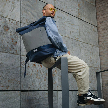 OAK25 Commute Rolltop L 2.0 – Laptopryggsäck 16 - Marinblå