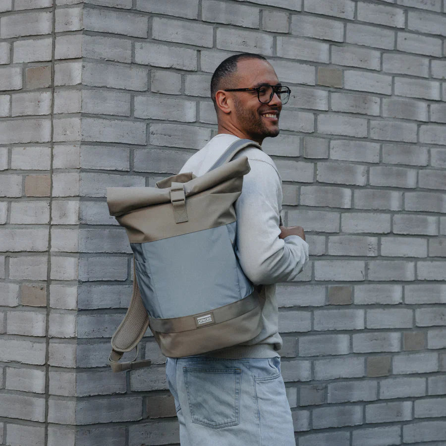 OAK25 Commute Rolltop M 2.0 – Laptopryggsäck 16" – Sand