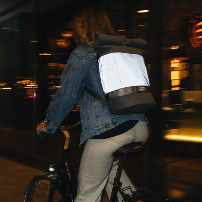 OAK25 Commute Rolltop M 2.0 – Laptopryggsäck 16" – Svart