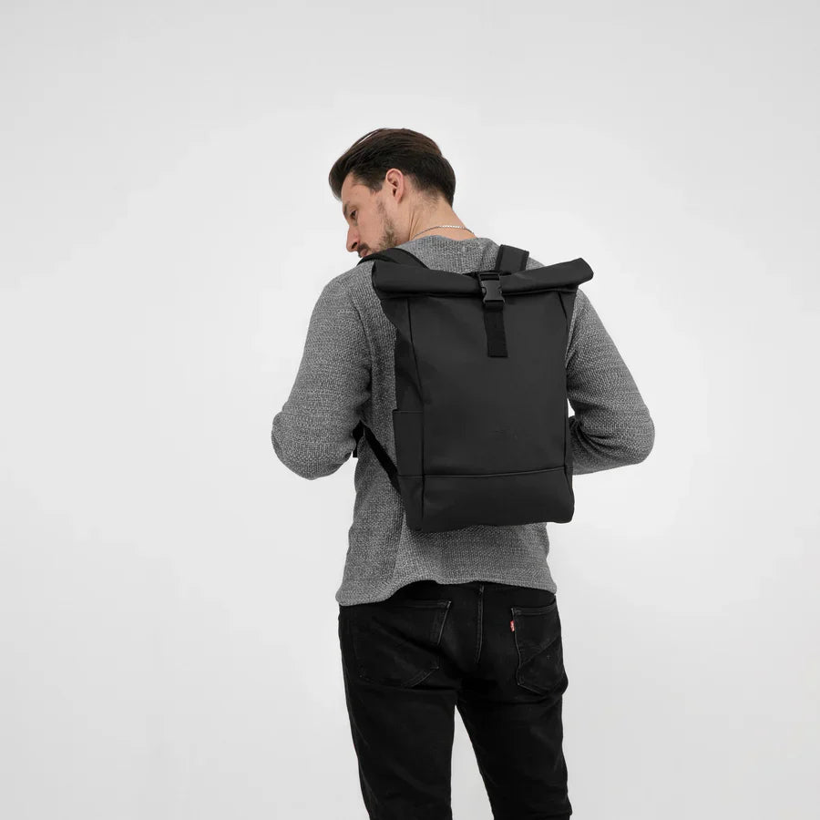 Johnny Urban Harvey rolltop-ryggsäck medium 16" – Svart
