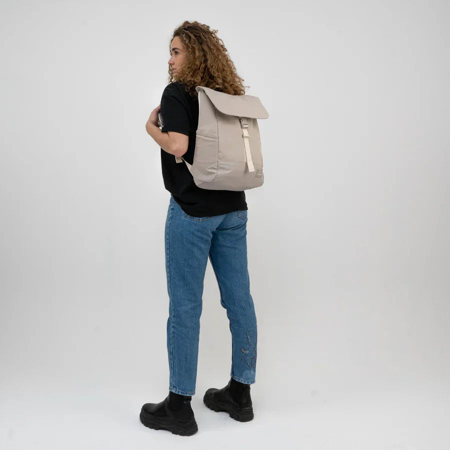 Johnny Urban Mika datorryggsäck 16" – Sand